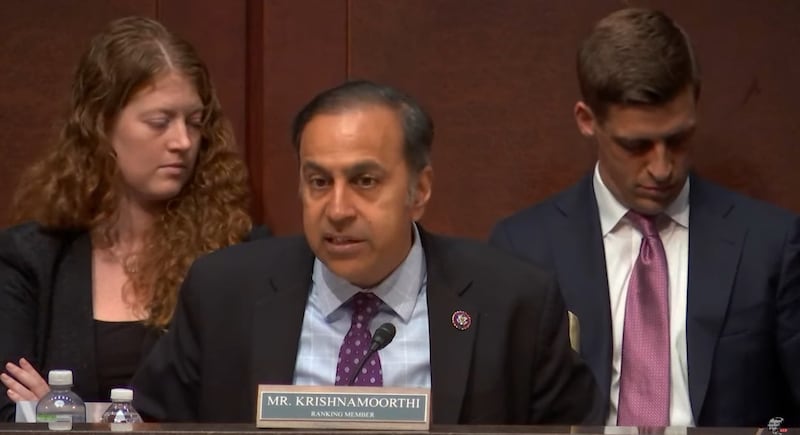 委员会资深成员、民主党籍众议员拉贾·克里希纳莫提（Raja Krishnamoorthi）。(听证会视频截图)