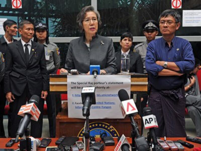 UN Special Rapporteur on the situation of human rights in Myanmar Yanghee Lee (C) speaks at a press conference prior to her departure from Yangon, July 26, 2014.