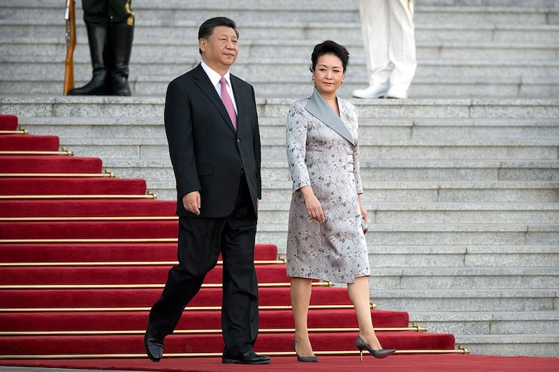 2019年5月28日，中国国家主席习近平（左）和夫人彭丽媛在北京人民大会堂，为尼日尔马总统哈马·伊苏福举行欢迎仪式杜。（美联社/Mark Schiefelbein）