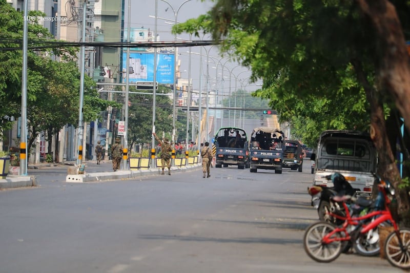 Police and soldiers crack down protest in Mandalay (4).jpg