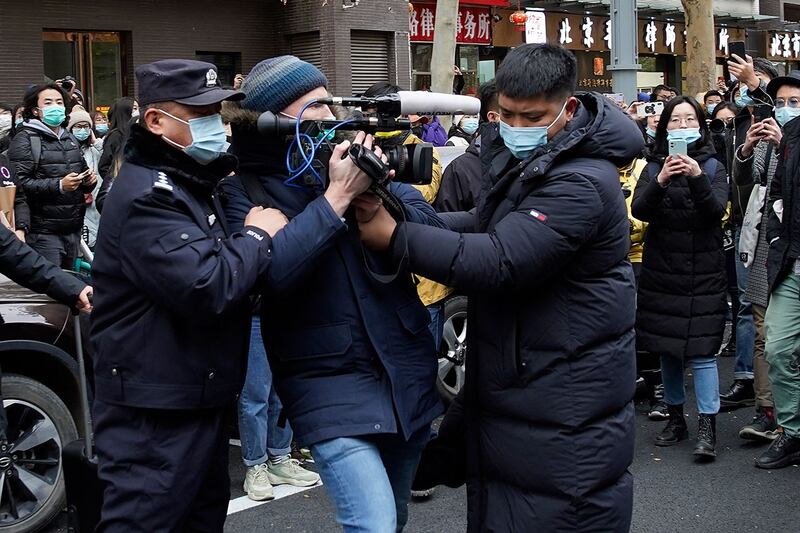 一名外国记者在北京法院外拍摄时被中国警察拦截（路透社资料图片）