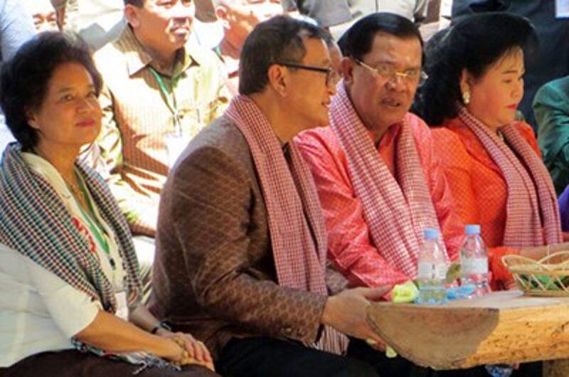 (From L-R) Sam Rainsy's wife Tioulong Saumura, Sam Rainsy, Hun Sen and Hun Sen's wife Bun Rany watch a performance in Siem Reap province, April 14, 2015. Credit: RFA