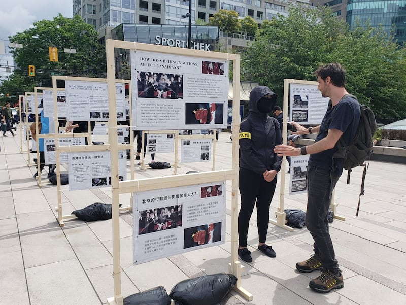 许多香港年轻人移居加拿大後仍关注香港政治局势，透过不同活动向加拿大当地人民述说真正的香港故事。 (记者柳飞拍摄)