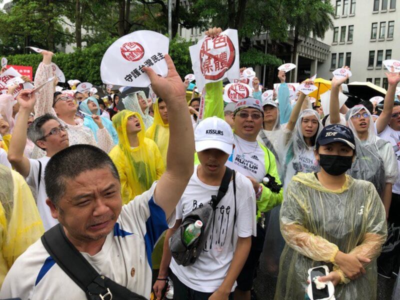 台湾“反红色媒体”总统府前集会。（记者夏小华摄）