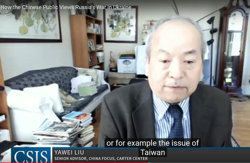 参与同一个研讨会的美国卡特中心(The Carter Center)中国项目主任刘亚伟则认为，这个调查本身可能也受到中美关系的影响，“我们应该把这个调查放在中美对抗的环境下来观察。如果中美关系比现在要好些，调查的结果可能会有所不同。”（视频截图/CSIS)