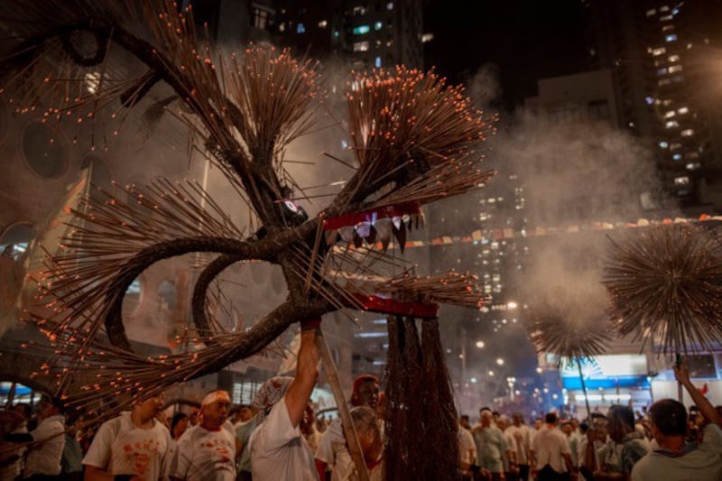 舞火龙庆中秋是香港传统习俗。中秋过后，十一临近，香港局势变化引国际关注。(法新社)