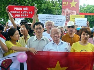 Giáo sư Nguyễn Huệ Chi và Nhà văn Nguyên Ngọc trong đoàn biểu tình chống Trung Quốc tại Hà Nội ngày 14-08-2011. Courtesy NguyenXuanDien.