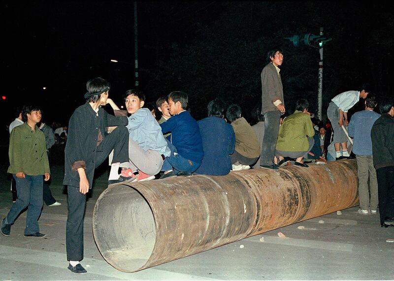 1989年5月21日，北京大批民众违抗戒严令，走上街头，阻止军队进入首都中心。（美联社）