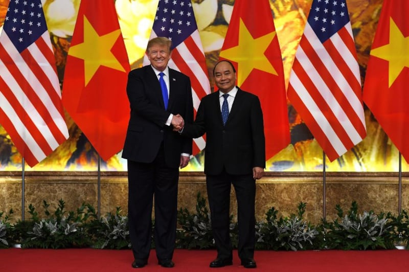 Tổng thống Hoa Kỳ Donald Trump (trái) bắt tay Thủ tướng Nguyễn Xuân Phúc tại nhà khách chính phủ ở Hà Nội hôm 27/2/2019