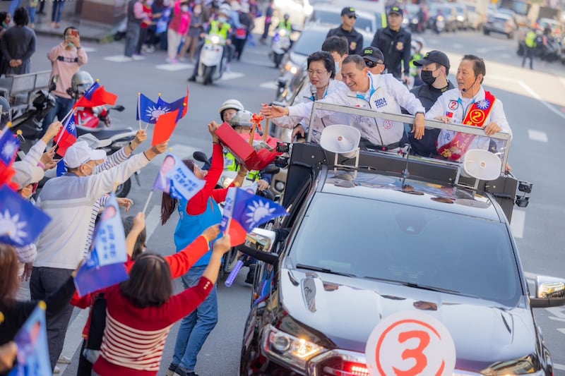 国民党总统候选人侯友宜全台车队扫街。（侯友宜竞选办公室提供）