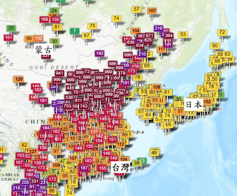 台湾的气象局局长郑明典在脸书发文称，今年中国北方沙尘暴有点多！棕色部分就是沙尘暴的纪录，”999”表示超过显示上限的悬浮微粒浓度！。(截图自郑明典脸书)