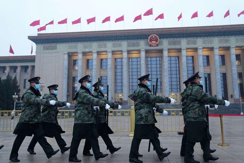 2024年3月5日，中国人大会议在北京开幕前，武警在人民大会堂前巡逻。（美联社）