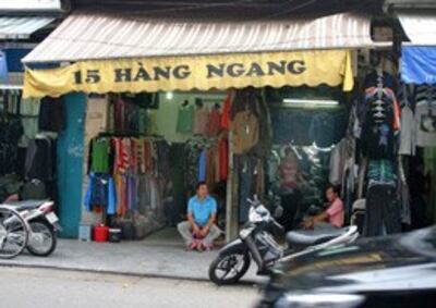 Một gian hàng ở phố Hàng Ngang. RFA