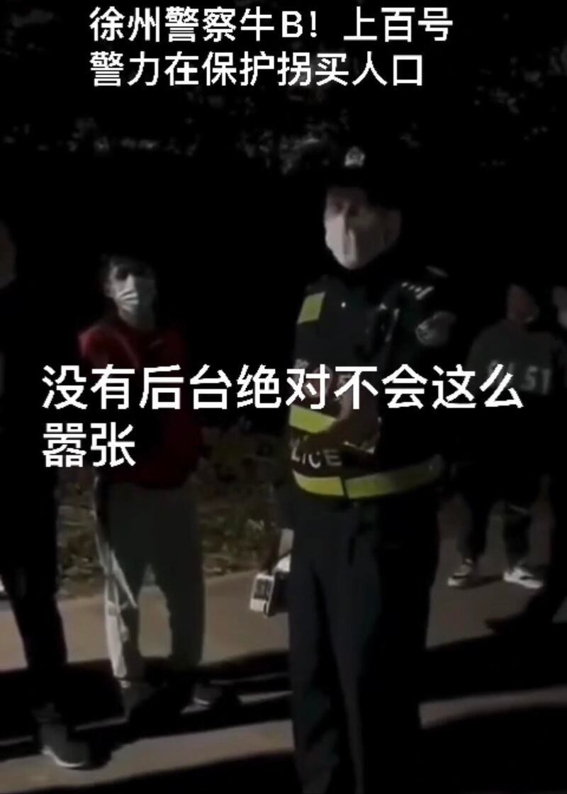 警察说，上百警力分布在八孩母亲家周边，调查内容须“保密”。（视频截图）