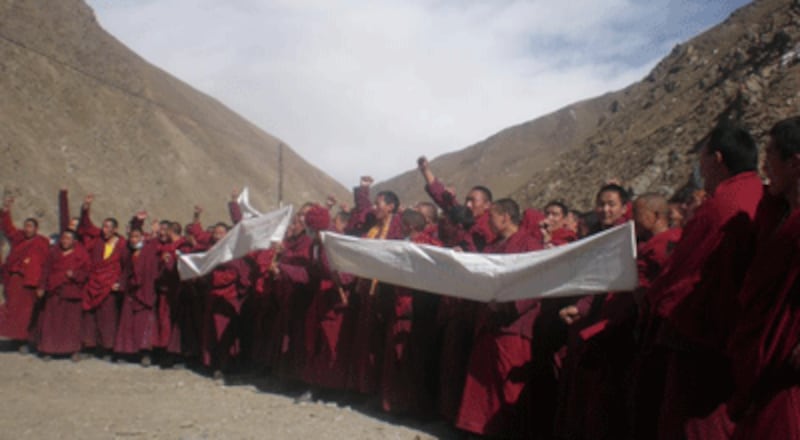 tibet-tridu-protest-400.gif