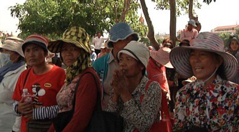 Demonstrators gather near the prime minister's residence in Phnom Penh to protest the jailing of Boueng Kak activists, June 14, 2012. Credit: RFA.