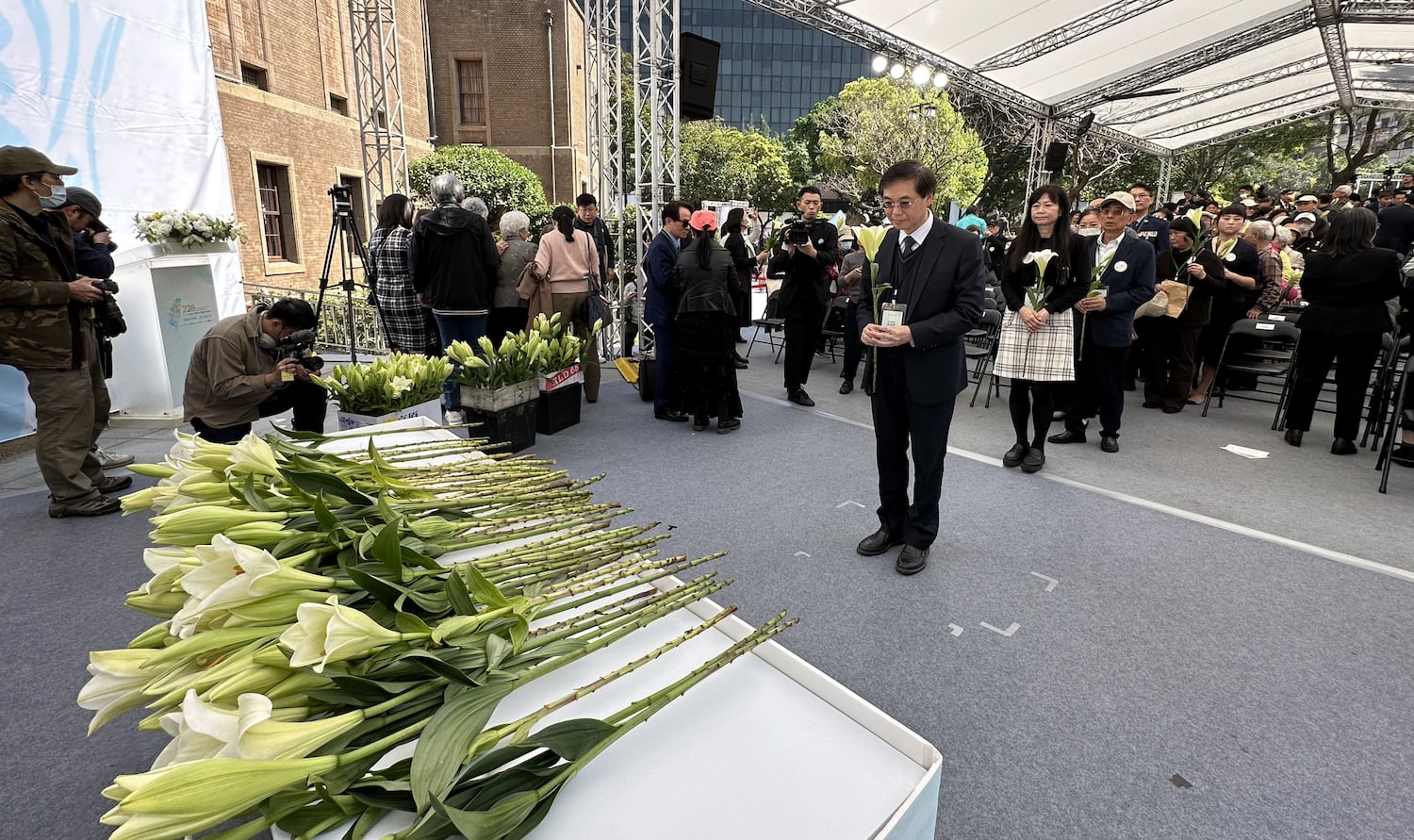 台湾二二八事件78周年中枢纪念仪式，受难者家属、民众献花致意。