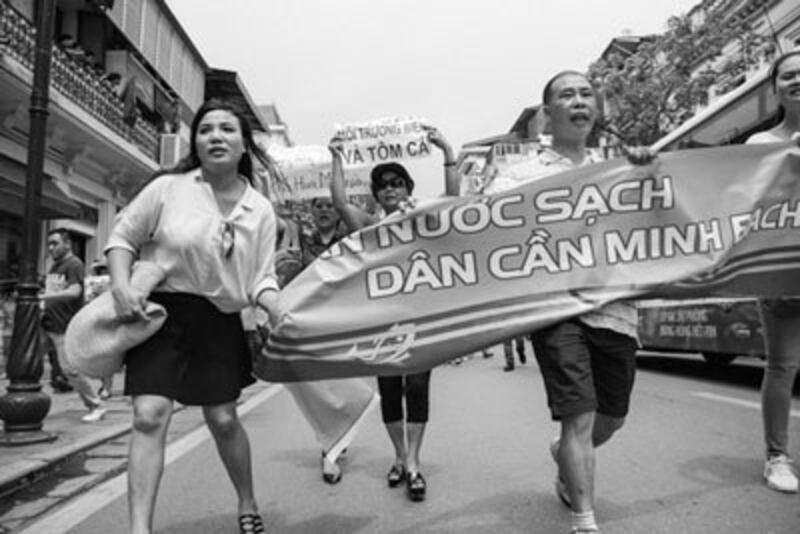 Người dân Hà Nội biểu tình chống tập đoàn Đài Loan Formosa hôm 01 tháng 5 năm 2016. AFP photo