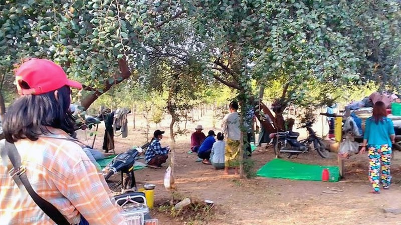 Displaced people from Kani township, Sagaing region, rest under trees, March 20, 2023. (Pyae Aung Naing – Kani)