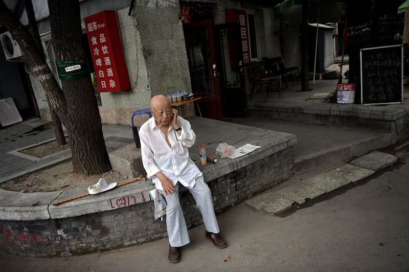 一位在北京街头打电话的老人（法新社）