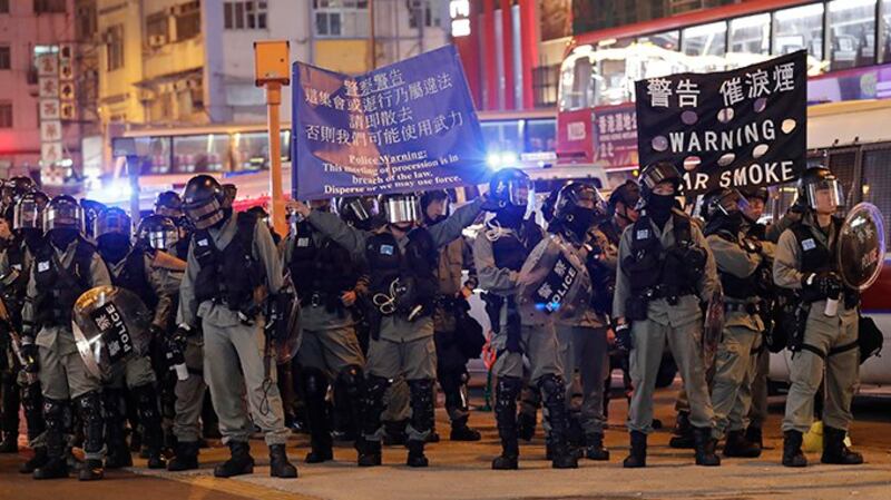 2019年12月25日，香港警察向抗议者发出警告。（美联社）