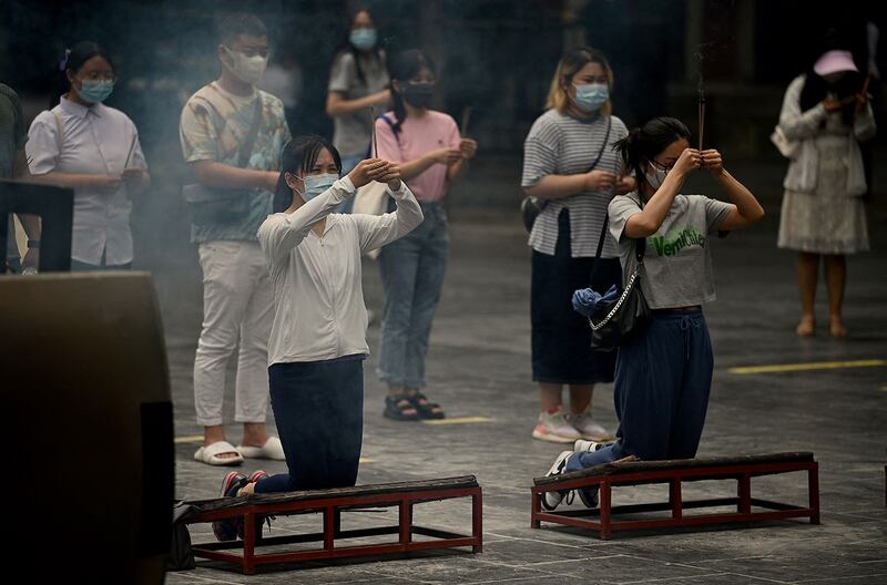 2022年7月19日，年青人在北京雍和宫祈祷。（法新社）