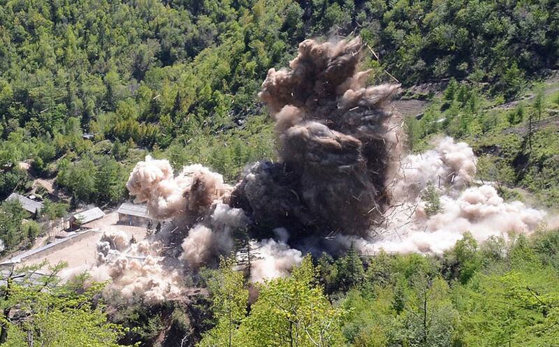 资料图片：2018年5月24日，朝鲜丰溪里核试验场坑道爆破现场照。（KCNA VIA KNS / AFP）