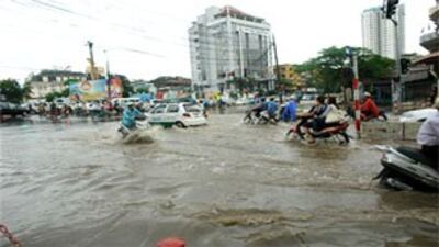 Ngã tư Thái Hà hỗn loạn vì người đi đường tránh ngập