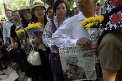 Người dân Hà Nội xếp hàng viếng tướng Giáp hôm 09/10/2013. AFP photo 