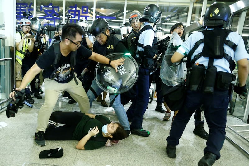 2019年8月13日，在香港国际机场防爆警察袭击示威者。（路透社）