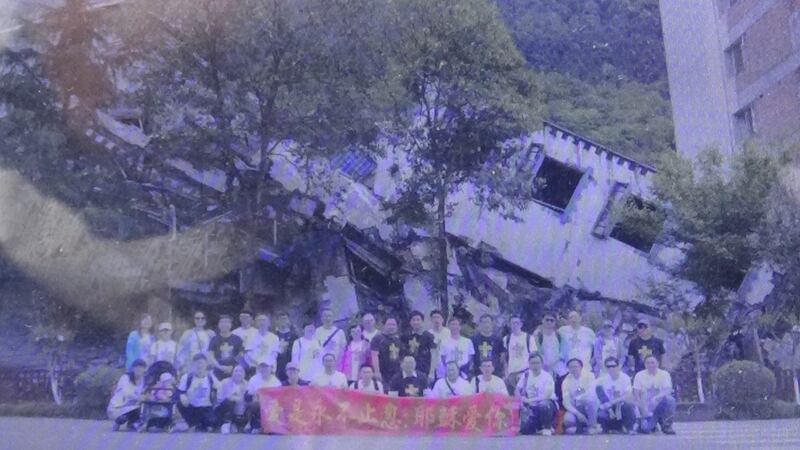 廖强指，去年五一二汶川地震纪念，教友到灾区宣教遭六、七名国保跟拍。（廖强提供）