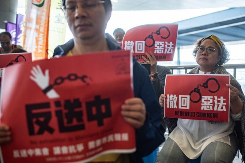 香港政府拟修改《逃犯条例》修订草案，香港民众发起“反送中”游行抗议。（法新社）