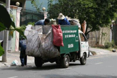 Một toán công nhân đi thu gom rác. RFA