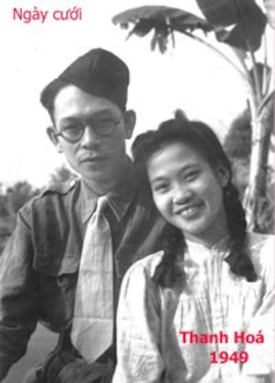 Nữ ca sĩ Thái Hằng và nhạc sĩ Phạm Duy trong ngày cưới tại Thanh Hóa năm 1949. Photo courtesy of Phạm Duy 2010.