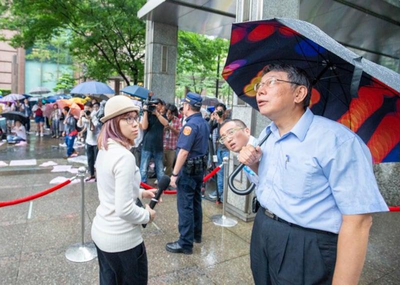 台北市长柯文哲突然现身在台港生台北静坐会场被呛。（民众提供）