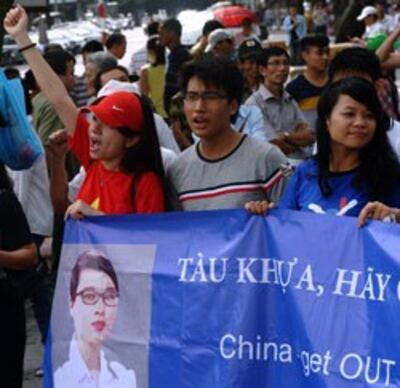 Giới trẻ xuống đường biểu tình chống Trung Quốc hôm 02/6/2013. AFP photo