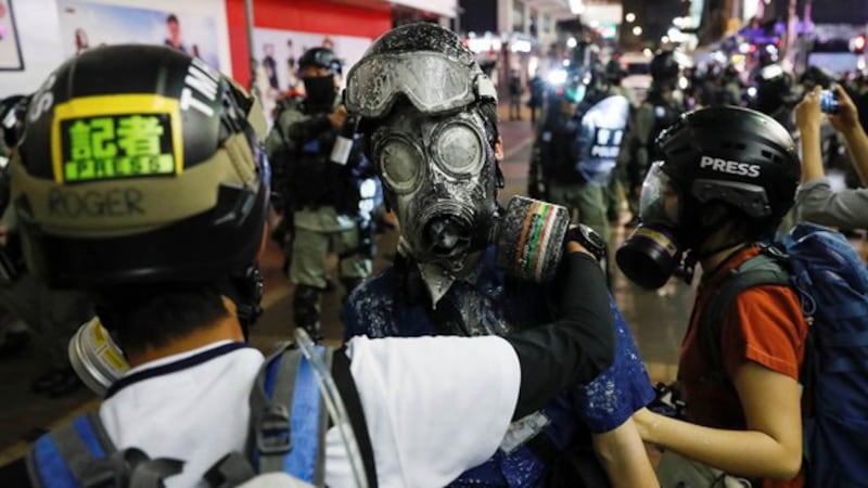 资料图片：香港警方在去年的理工大学冲突中暴力对待医护人员后，现在逐渐将矛头指向记者。（路透社）