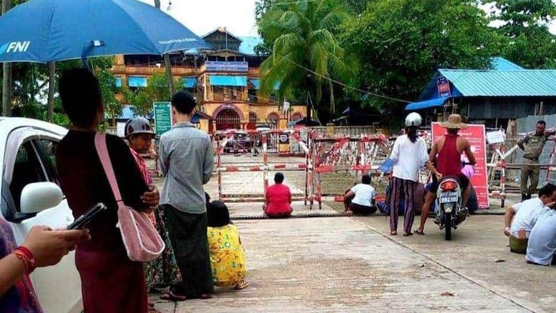 Family members of prisoners being released wait in front of Pathein Prison, Aug. 1, 2023. Credit: Citizen journalist