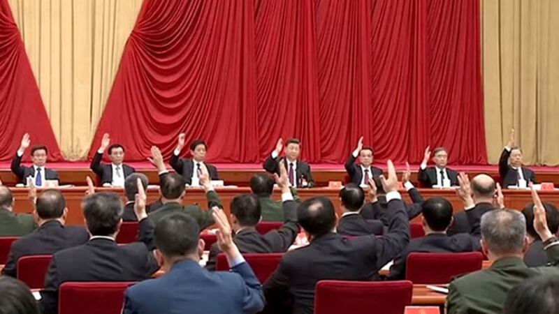 中共十九届四中全会通过重要文件 - 《中共中央关于坚持和完善中国特色社会主义制度推进国家治理体系和治理能力现代化若干重大问题的决定》。有专家表示，该文件凸显中共未来的治国方针，中心就是党管一切。(视频截图/路透社）