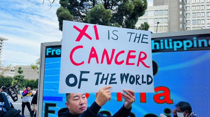 Demonstrators protest outside the San Francisco airport as Chinese President Xi Jinping arrives, Nov. 14, 2023. Credit: Sun Cheng/RFA