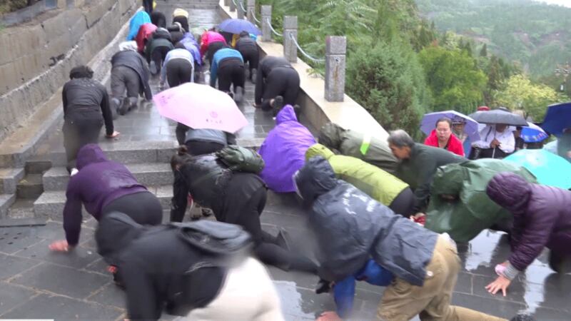 中国山西当局要求太原教区拆除洞儿沟七苦山圣母朝圣地部分建筑。在2019年9月15日，朝圣地主保瞻礼当天更封路，试图妨碍教友前往参与礼仪，但仍无阻过万教友出席。（图源：盐与光网页）