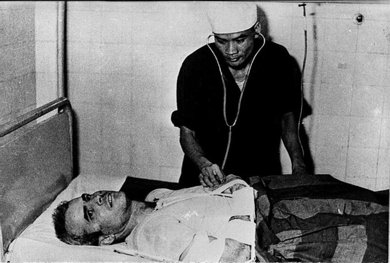 Hình chụp hôm 27/10/1967: Một bác sĩ Việt Nam khám bệnh cho Thiếu tá Hải quân Hoa Kỳ John McCain