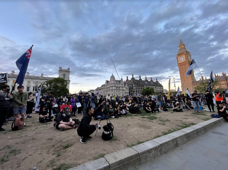 在伦敦的国会广场前，近千名港人参与集会，悼念“831事件”三周年。 （吕熙摄）