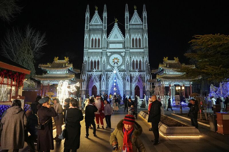 北京的天主教信徒2024年12月24 日夜间参加 西什库天主堂彌撒活动。。