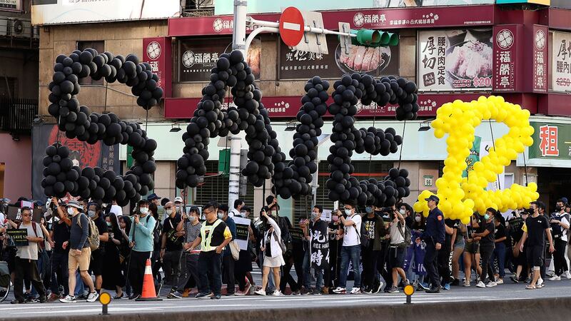 资料图片：2020 年 10 月 25 日，台湾台北民众游行，要求释放被大陆抓获的12名逃离香港的抗议者。 （美联社）