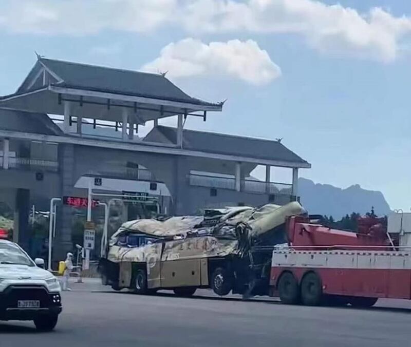 據拖車圖片顯示，車禍之後的轉運大巴損毀嚴重。（視頻截圖）