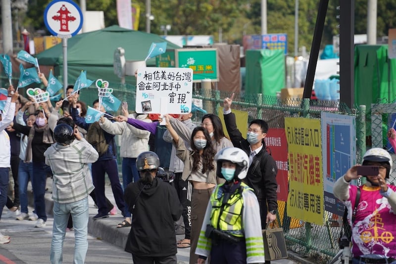 民众党发起万众1心，全台小草站出来。柯文哲车队扫街，沿途许多年轻支持者自制标语、画小草图，展现想把“阿北”送进总统府的心愿。（柯文哲竞选总部提供）