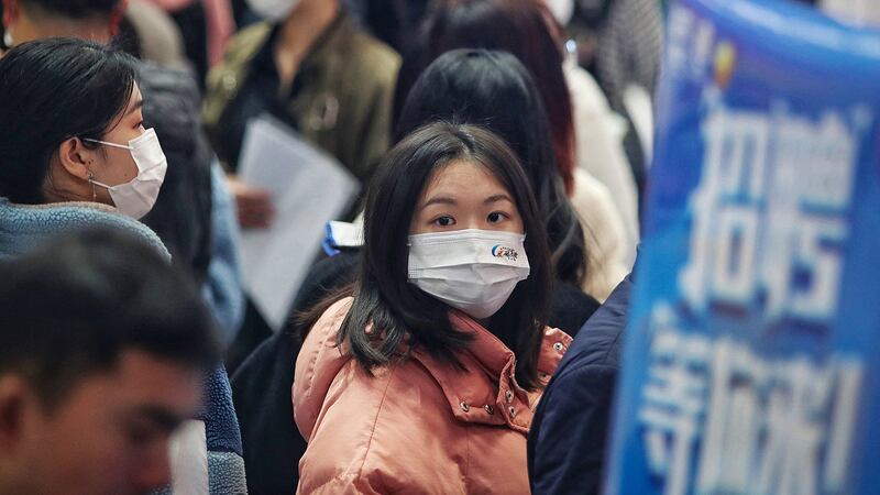 资料图片：2021 年 3 月 10 日，湖北省武汉市参加招聘会的求职者。 （法新社）