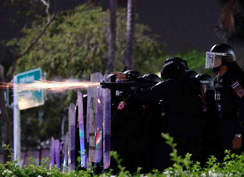 2021 年 3 月 20 日，泰国学运举行集会期间，防暴警察发射催泪瓦斯驱散抗议者。 （美联社）