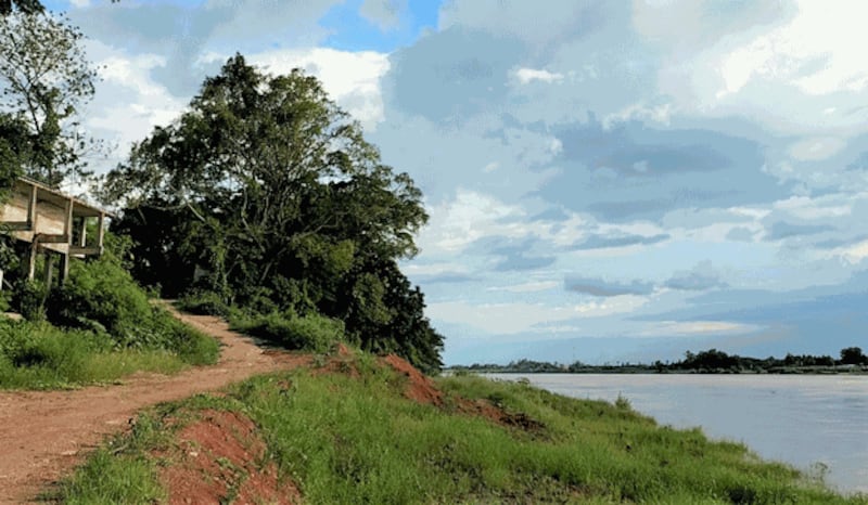 A bank of the Mekong River in the Vientiane area of Laos has eroded, July 2022. Credit: RFA